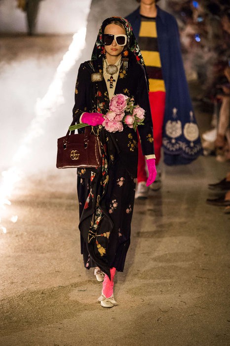 Gucci Cruise 2019: Khi phong cách cổ điển được làm sống lại... - Ảnh 16.