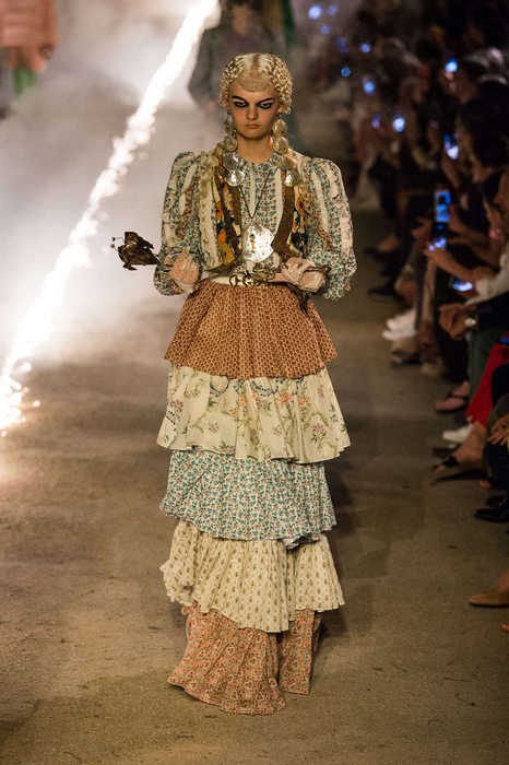 Gucci Cruise 2019: Khi phong cách cổ điển được làm sống lại... - Ảnh 15.