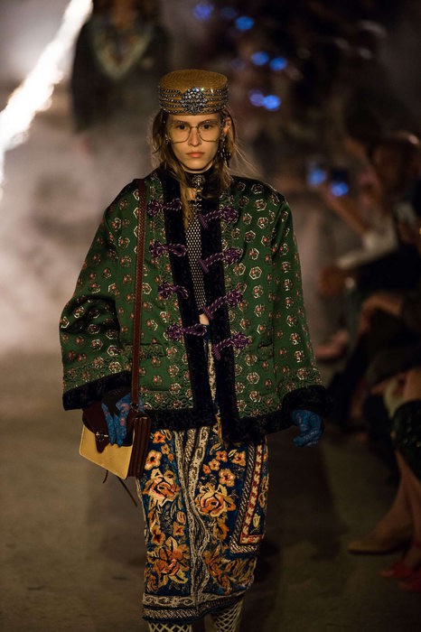 Gucci Cruise 2019: Khi phong cách cổ điển được làm sống lại... - Ảnh 12.