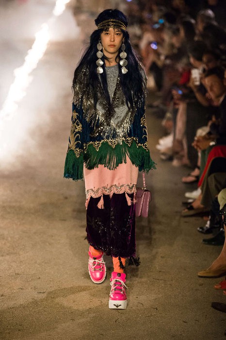 Gucci Cruise 2019: Khi phong cách cổ điển được làm sống lại... - Ảnh 7.