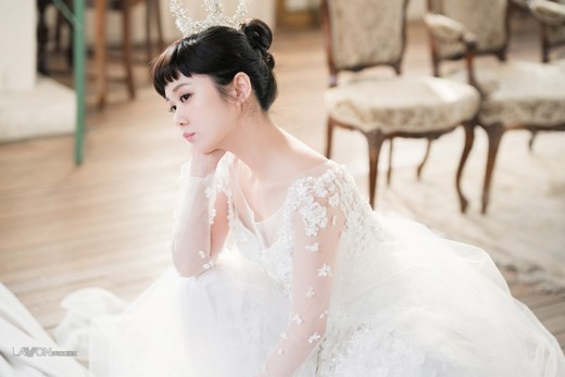 Jang Nara diện áo cưới xinh như thiếu nữ đôi mươi - Ảnh 1.