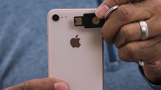 Dùng iPhone để mở cửa nhà và xe hơi - Ảnh 2.