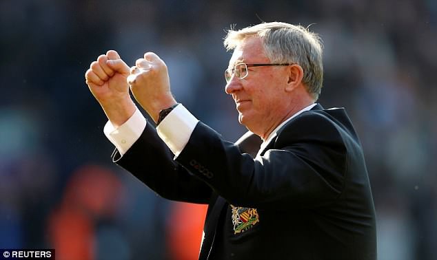 Sir Alex Ferguson có thể ngồi dậy, nói chuyện sau ca phẫu thuật - Ảnh 1.