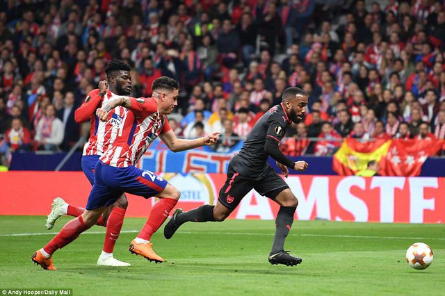 ẢNH: Thua Atletico Madrid, Arsenal và HLV Wenger chia tay Europa League đầy tiếc nuối  - Ảnh 3.