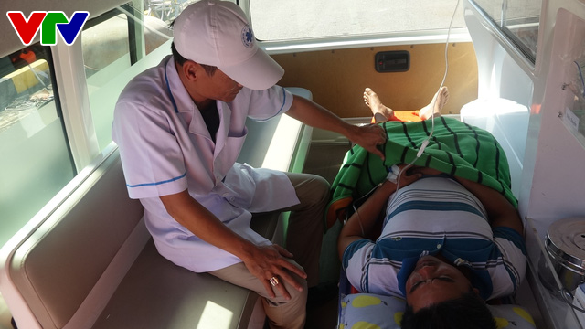 Cứu sống thuyền viên tàu QNg 98217 TS bị bệnh nguy kịch ở vùng biển Hoàng Sa - Ảnh 4. Cứu sống thuyền viên tàu QNg 98217 TS bị bệnh nguy kịch ở vùng biển Hoàng Sa - Ảnh 4.
