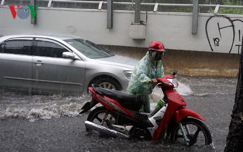 Mưa lớn gây ngập nhiều tuyến đường ở TP.HCM - Ảnh 1.