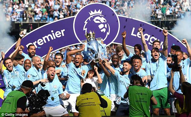 500 anh em Man City quẩy tưng bừng trong đại tiệc mừng công - Ảnh 4.