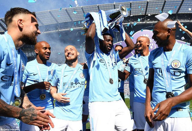 CHÙM ẢNH: Lễ đăng quang của tân vương Man City - Ảnh 15.