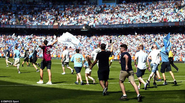 CHÙM ẢNH: Lễ đăng quang của tân vương Man City - Ảnh 4.