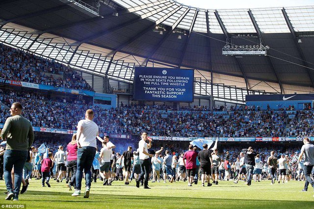 CHÙM ẢNH: Lễ đăng quang của tân vương Man City - Ảnh 5.