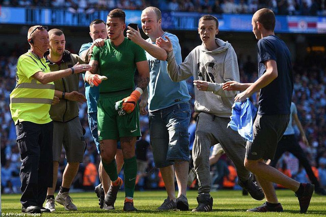 CHÙM ẢNH: Lễ đăng quang của tân vương Man City - Ảnh 7.