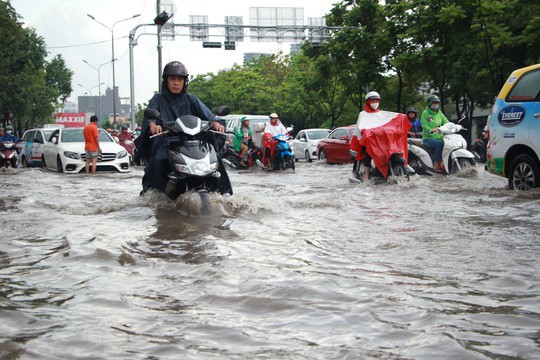 Nhiều tuyến đường ở TP.HCM biến thành sông sau mưa, hàng loạt xe chết máy - Ảnh 2.