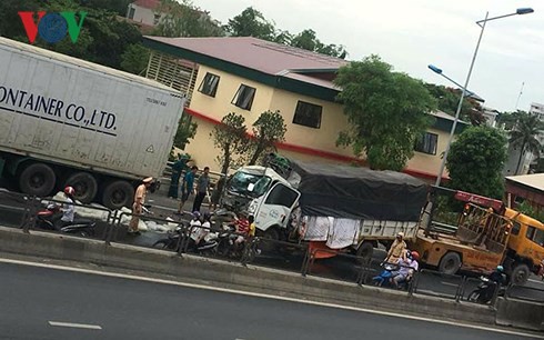 Tông vào đuôi container, phụ xe tải tử vong trong cabin - Ảnh 1.