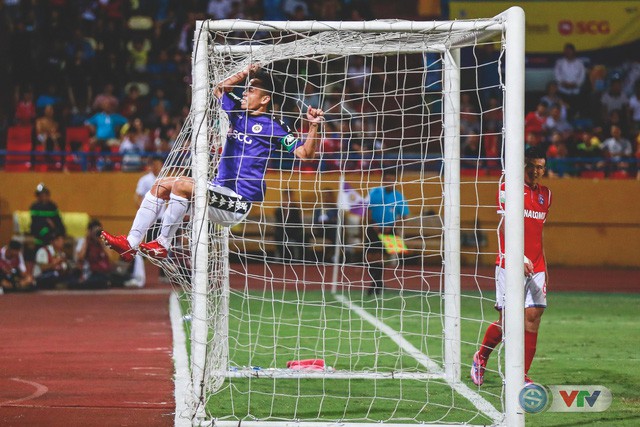 Ngược dòng thành công, CLB Hà Nội bất bại lượt đi V.League 2018 - Ảnh 15.