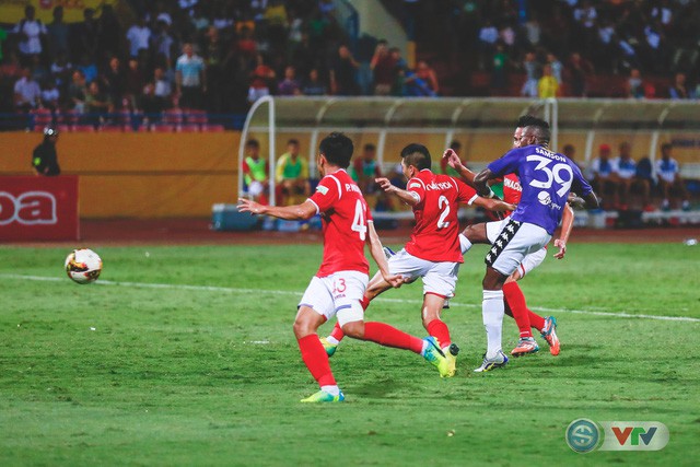 Ngược dòng thành công, CLB Hà Nội bất bại lượt đi V.League 2018 - Ảnh 18.