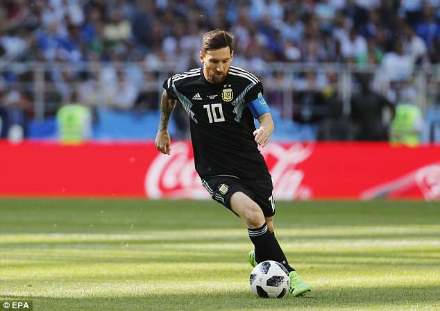 Bất lực trước Iceland, Messi buồn như thể mất cúp vô địch FIFA World Cup™ 2018 - Ảnh 1.