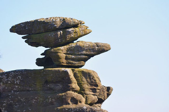 Tảng đ&aacute; c&acirc;n bằng tồn tại suốt 320 triệu năm bất ngờ bị nh&oacute;m du kh&aacute;ch hủy hoại - Ảnh 2.