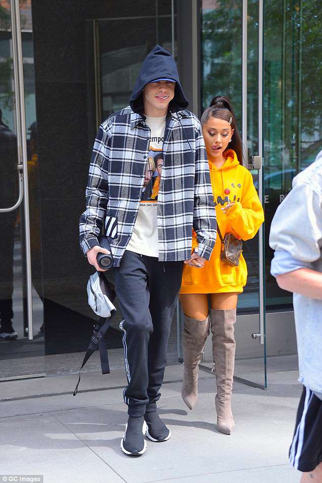 Pete Davidson xác nhận đính hôn với Ariana Grande - Ảnh 1.