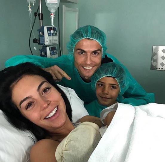 Bạn gái nóng bỏng của Ronaldo lần đầu xuất hiện trên khán đài FIFA World Cup™ 2018 - Ảnh 7.