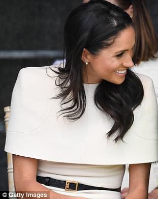 Soi tủ đồ triệu đô của Công nương Meghan Markle kể từ khi làm dâu Hoàng gia Anh - Ảnh 11.