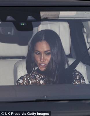 Soi tủ đồ triệu đô của Công nương Meghan Markle kể từ khi làm dâu Hoàng gia Anh - Ảnh 28.