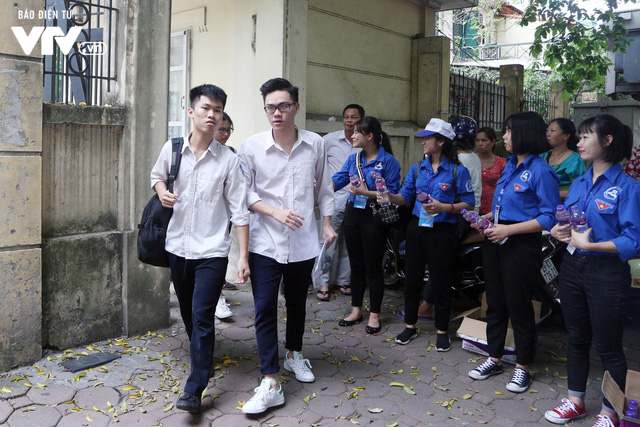 M&ocirc;n To&aacute;n Kỳ thi THPT Quốc gia 2018: Đề kh&oacute; bất ngờ, th&iacute; sinh chỉ d&aacute;m nghĩ đến 6-7 điểm - Ảnh 1.