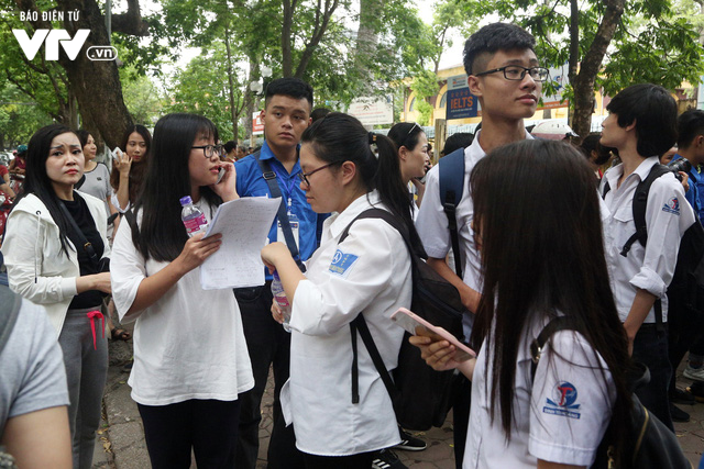 M&ocirc;n To&aacute;n Kỳ thi THPT Quốc gia 2018: Đề kh&oacute; bất ngờ, th&iacute; sinh chỉ d&aacute;m nghĩ đến 6-7 điểm - Ảnh 4.