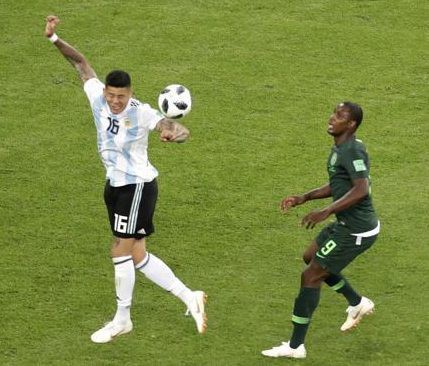 Vì sao trọng tài không thổi penalty dù người hùng ĐT Argentina để bóng chạm tay rõ ràng? - Ảnh 2.