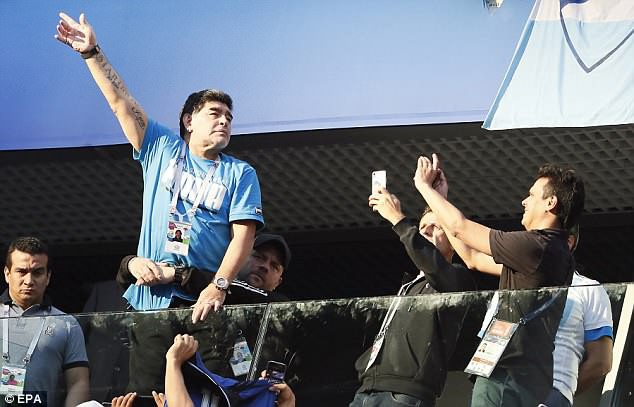 Huyền thoại Maradona nhập viện sau chiến thắng của Argentina - Ảnh 4.