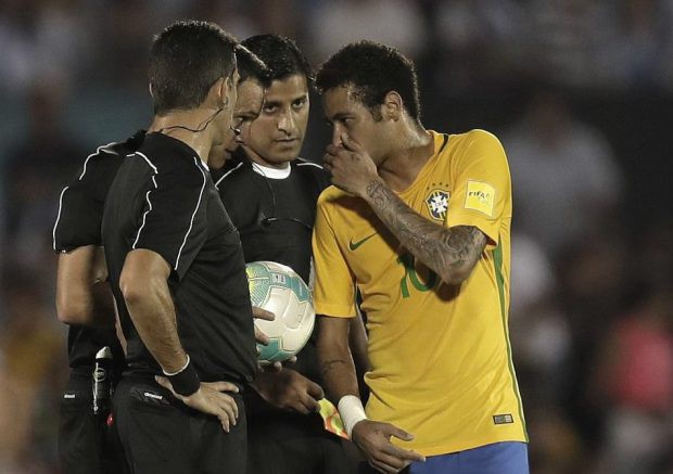 FIFA World Cup™ 2018: Vì sao các ngôi sao đưa tay che mồm khi nói chuyện? - Ảnh 2.