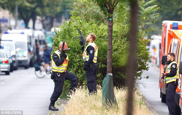 Trường tiểu học ở Berlin sơ tán vì tình nghi có đối tượng mang súng - Ảnh 1. Trường tiểu học ở Berlin sơ tán vì tình nghi có đối tượng mang súng - Ảnh 1.
