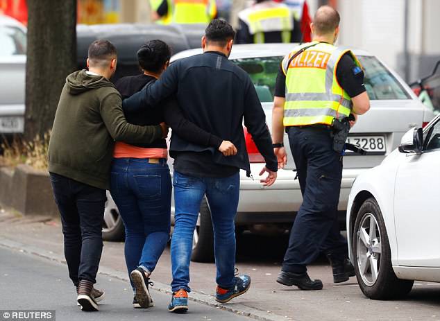 Trường tiểu học ở Berlin sơ tán vì tình nghi có đối tượng mang súng - Ảnh 3. Trường tiểu học ở Berlin sơ tán vì tình nghi có đối tượng mang súng - Ảnh 3.