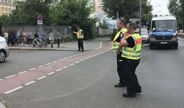 Trường tiểu học ở Berlin sơ tán vì tình nghi có đối tượng mang súng - Ảnh 4. Trường tiểu học ở Berlin sơ tán vì tình nghi có đối tượng mang súng - Ảnh 4.