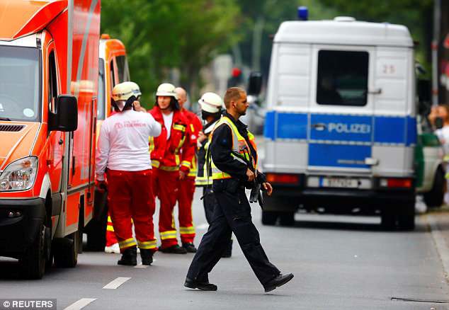 Trường tiểu học ở Berlin sơ tán vì tình nghi có đối tượng mang súng - Ảnh 5. Trường tiểu học ở Berlin sơ tán vì tình nghi có đối tượng mang súng - Ảnh 5.