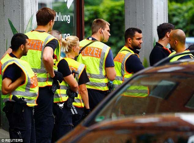 Trường tiểu học ở Berlin sơ tán vì tình nghi có đối tượng mang súng - Ảnh 6. Trường tiểu học ở Berlin sơ tán vì tình nghi có đối tượng mang súng - Ảnh 6.