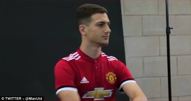 HLV Mourinho hết lời ca ngợi tân binh thứ 2 của Man Utd - Ảnh 2. HLV Mourinho hết lời ca ngợi tân binh thứ 2 của Man Utd - Ảnh 2.