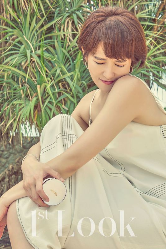 Cùng tóc ngắn, Kim Sun Ah và Hwang Jung Eum đọ sắc trên tạp chí - Ảnh 1.