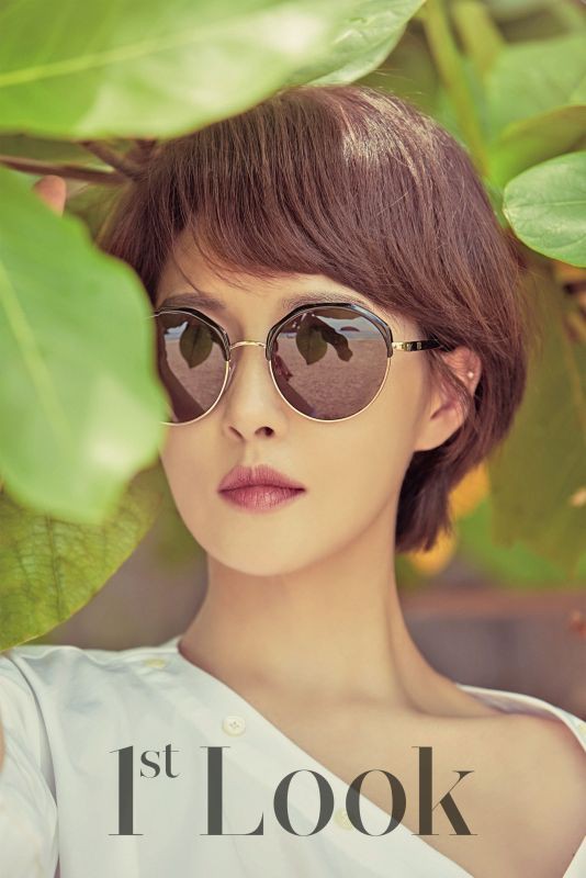 Cùng tóc ngắn, Kim Sun Ah và Hwang Jung Eum đọ sắc trên tạp chí - Ảnh 2.