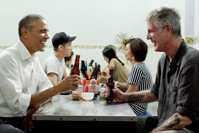 Những hình ảnh đáng nhớ về siêu đầu bếp Anthony Bourdain tại Việt Nam - Ảnh 3.