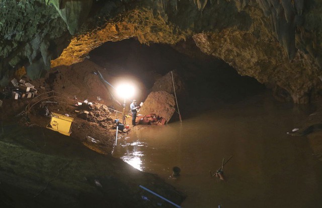 Cứu hộ Thái Lan tiến sâu vào hang Tham Luang, hy vọng giải cứu đội bóng mắc kẹt - Ảnh 1.