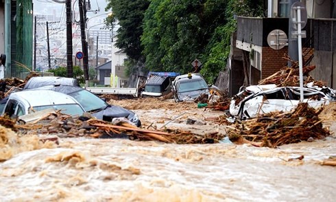 Nhật Bản vật lộn với hậu quả lũ lụt lớn nhất trong nhiều thập kỷ - Ảnh 1.