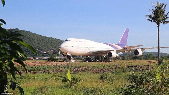 Cả làng “nháo nhào” sau một đêm tỉnh giấc thấy máy bay Boeing đậu ngay gần nhà - Ảnh 1.