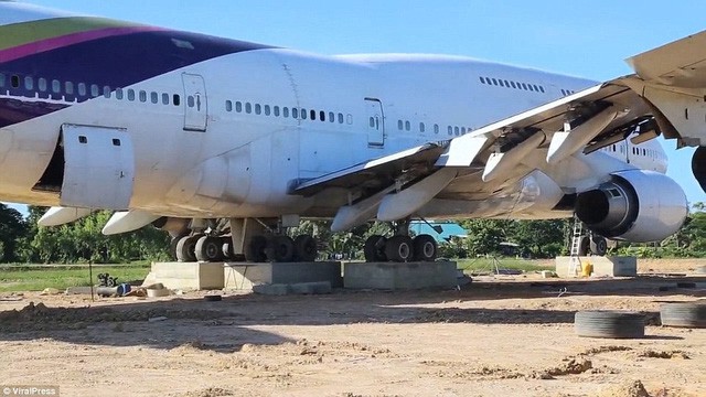 Cả làng “nháo nhào” sau một đêm tỉnh giấc thấy máy bay Boeing đậu ngay gần nhà - Ảnh 2.