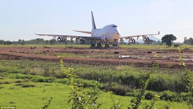 Cả làng “nháo nhào” sau một đêm tỉnh giấc thấy máy bay Boeing đậu ngay gần nhà - Ảnh 3.