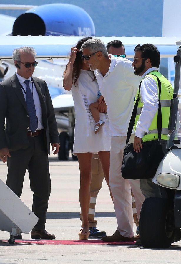 George Clooney chật vật lên máy bay rời Italy sau tai nạn - Ảnh 3.