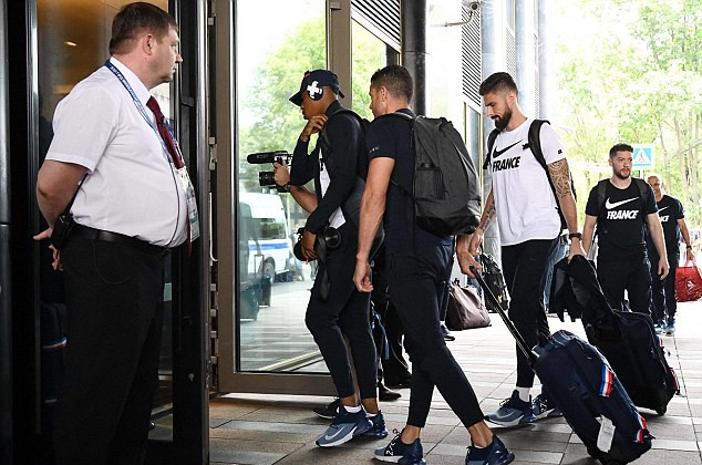 Mbappe, Griezmann và Pogba hớn hở về khách sạn sau buổi tập - Ảnh 9.