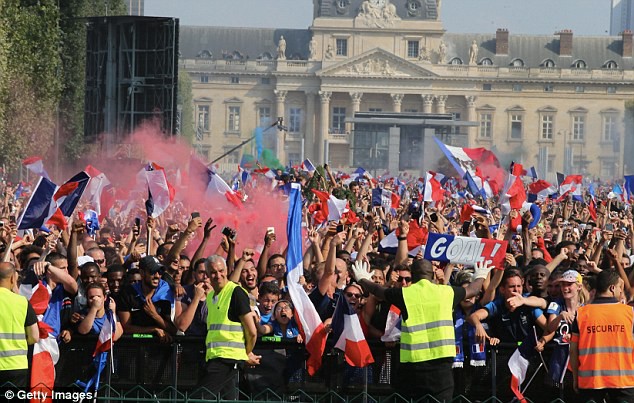 ẢNH: Người dân Pháp đổ ra đường ăn mừng chức vô địch World Cup 2018 - Ảnh 7.