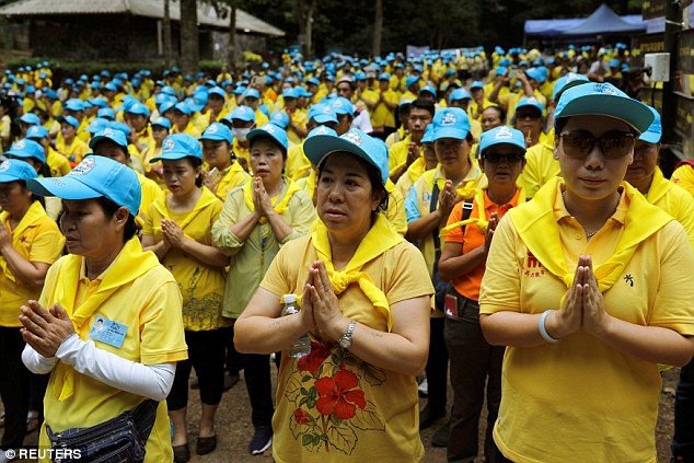 Hàng trăm người dự tang lễ của thợ lặn thiệt mạng khi giải cứu đội bóng Thái Lan - Ảnh 1.