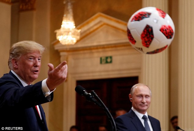 Tổng thống Putin tặng quả bóng World Cup 2018 cho ông Trump - Ảnh 3.