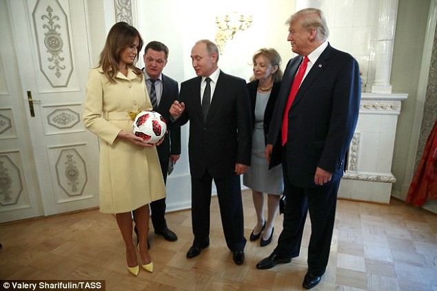 Tổng thống Putin tặng quả bóng World Cup 2018 cho ông Trump - Ảnh 6.